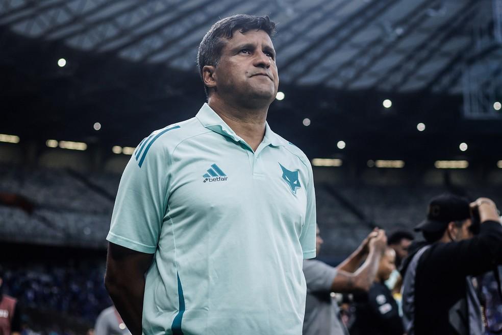 Wesley Carvalho, técnico interino do Cruzeiro, durante a partida contra o Uberlândia