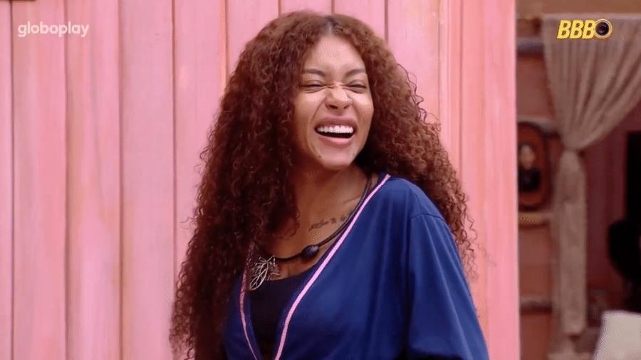 Giovanna e Maike conversando sobre beijo no BBB 25
