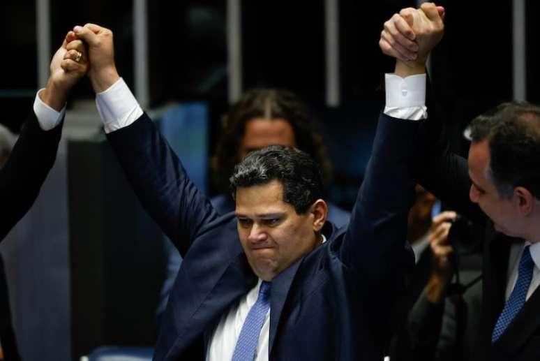 Senador Davi Alcolumbre comemora vitória
