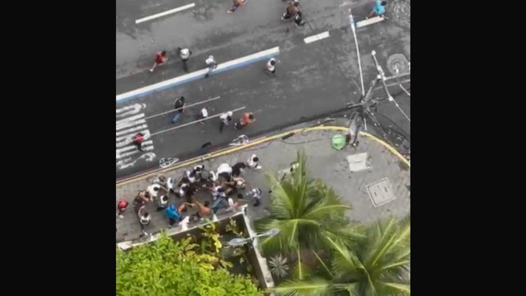 Grupo de torcedores em briga física