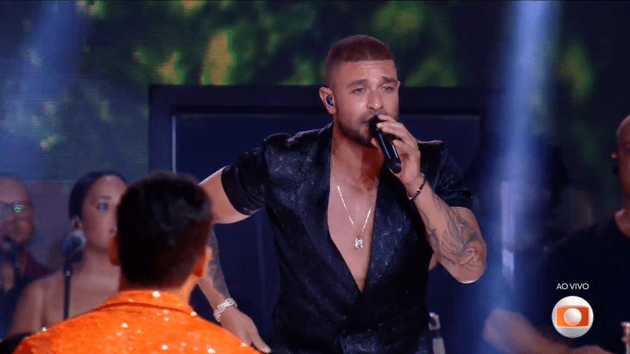 BBB 25: Diogo Nogueira se apresenta com a bateria da Portela