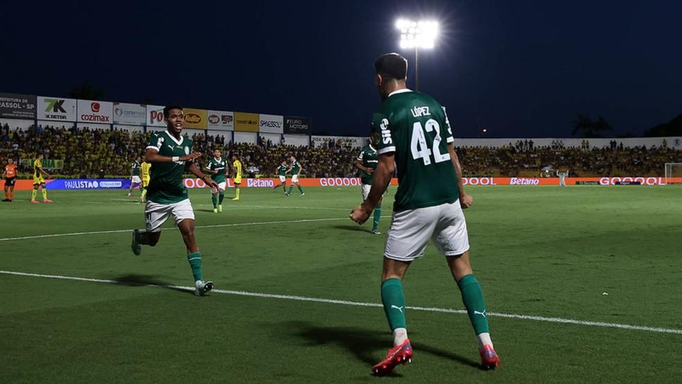 Estêvão e Flaco López comemoram gol do Palmeiras contra o Mirassol