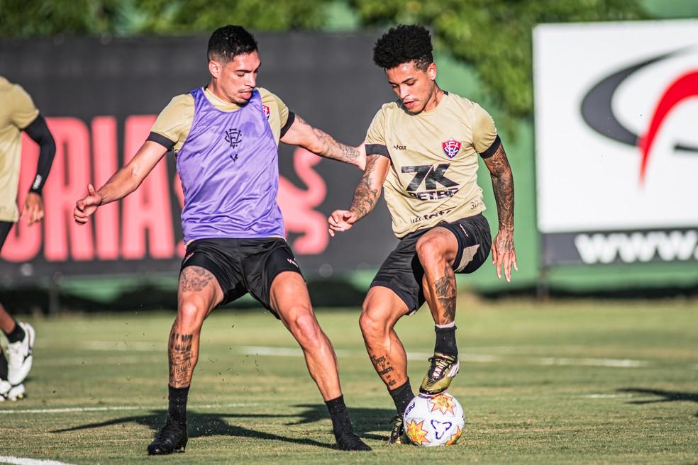 Matheusinho no treino do Vitória
