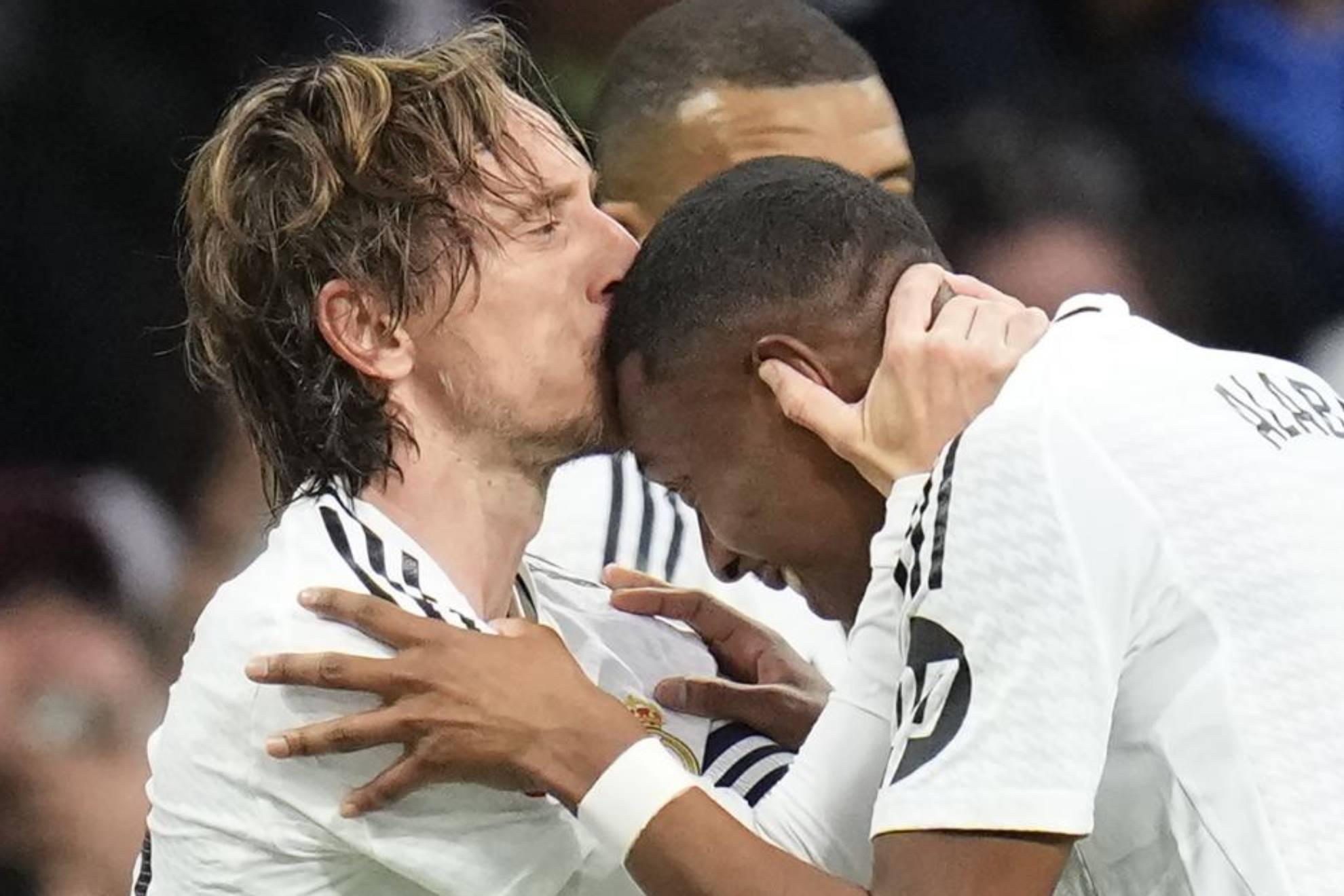 Luka Modric celebra gol no Santiago Bernabéu