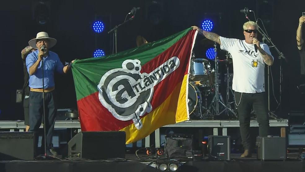 Neto Faguntes e Rafael Malenotti com a bandeira do Planeta