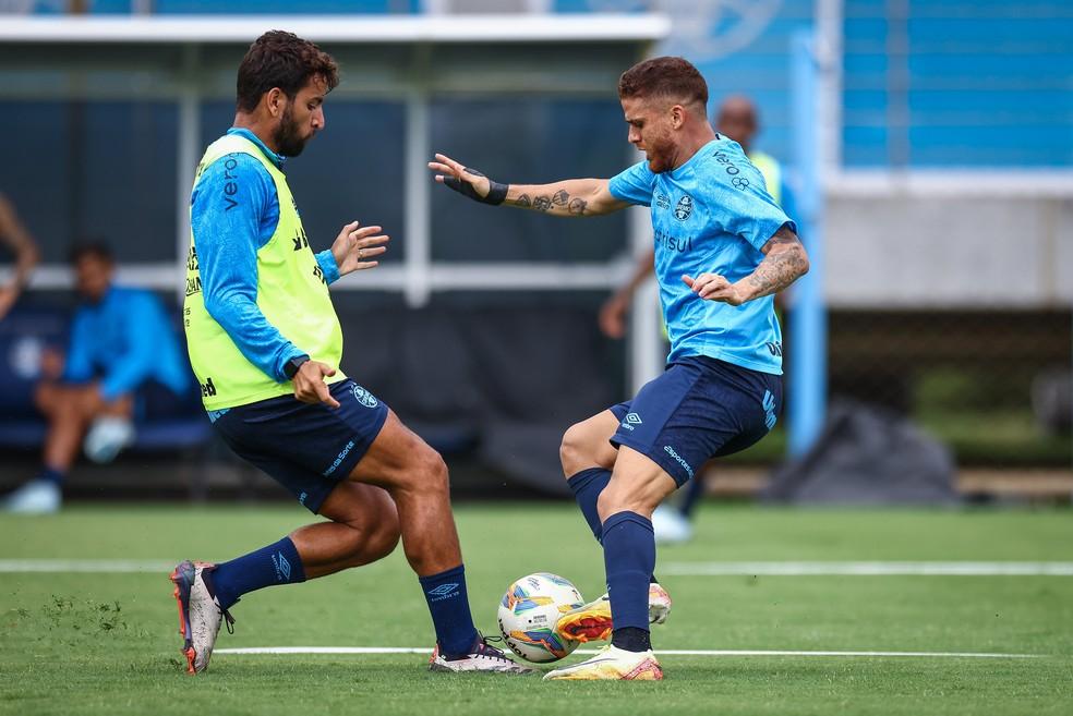 Cuéllar em treino do Grêmio