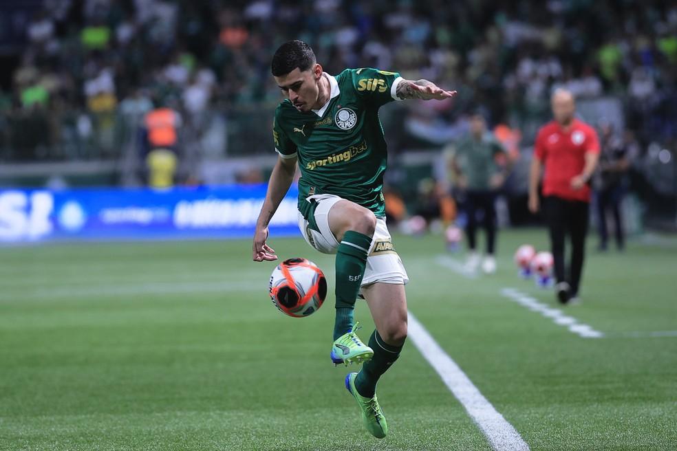 Rômulo em ação pelo Palmeiras