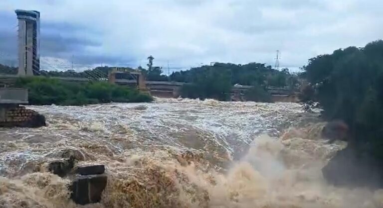 Nível do Rio Tietê sobe e fecha complexo turístico em Salto, SP