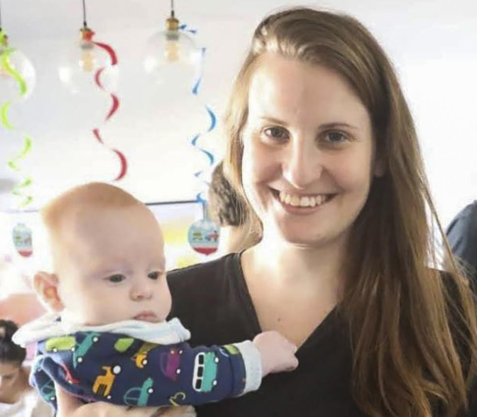 Shiri Bibas, sequestrada pelo Hamas, com o filho caçula