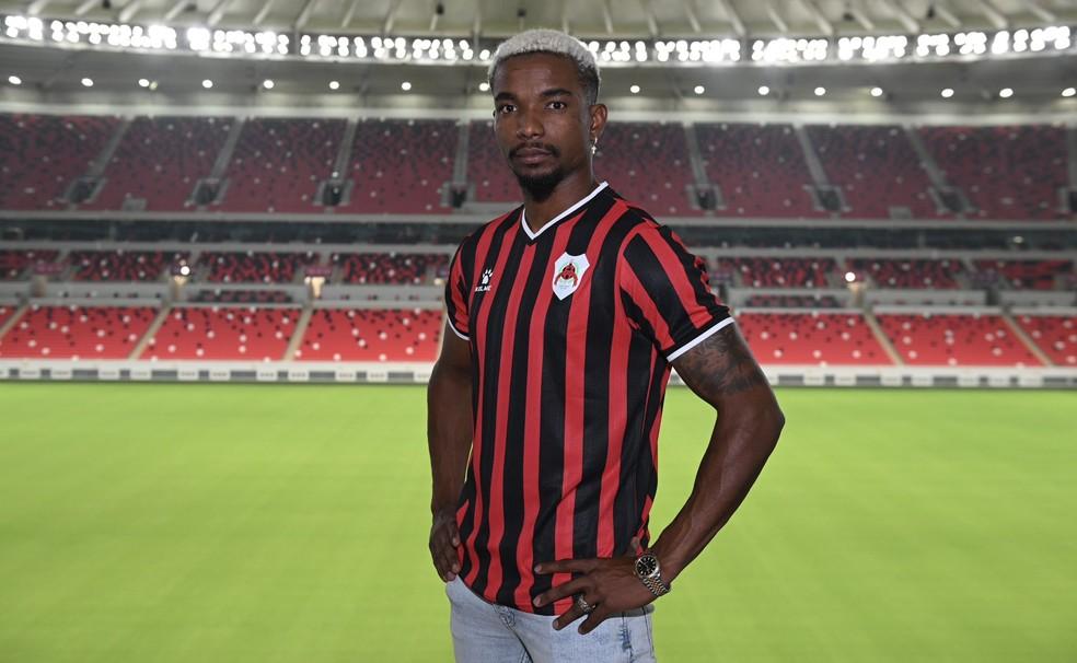 Thiago Mendes com a camisa do Al-Rayyan