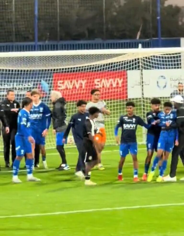 Jorge Jesus separa briga entre jovens jogadores do Al-Hilal e viraliza nas redes sociais