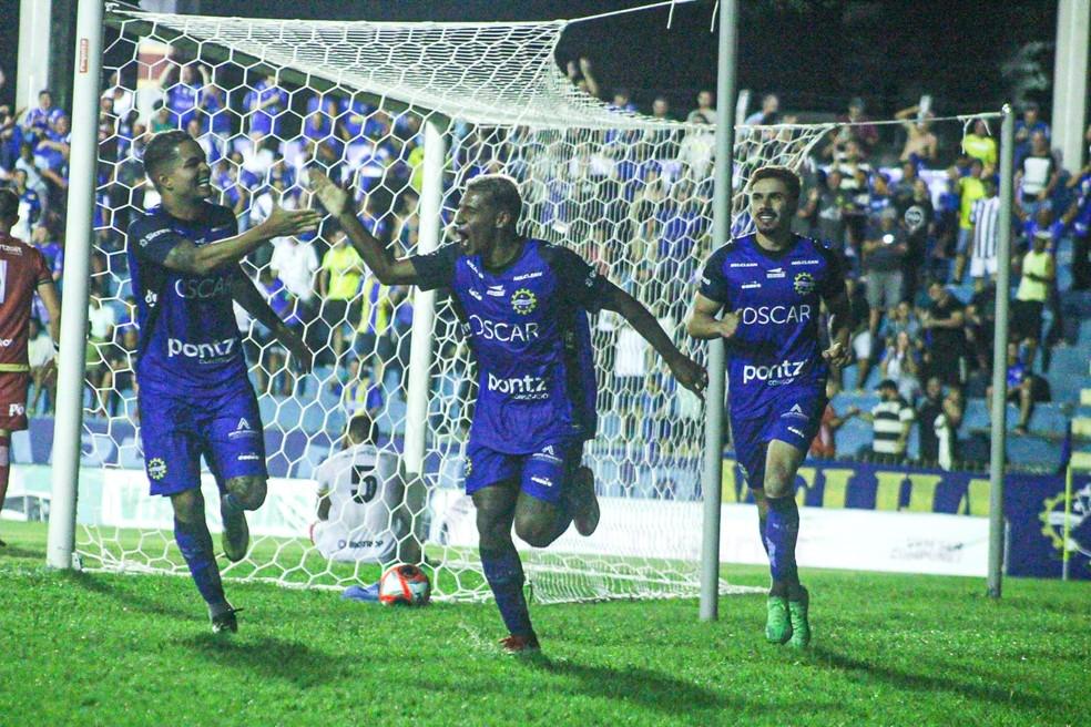Michael Paulista comemora gol marcado em São José x XV de Piracicaba
