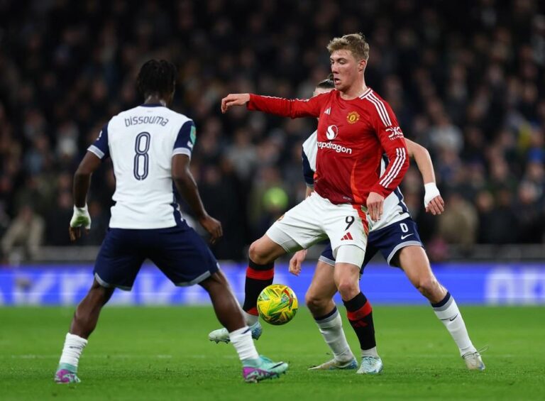 Tottenham e Manchester United se enfrentam em partida crucial na Premier League