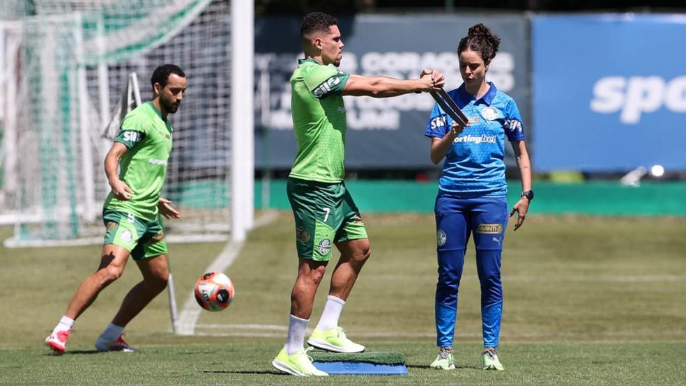 Paulinho e Felipe Anderson fazem atividades no campo pelo Palmeiras