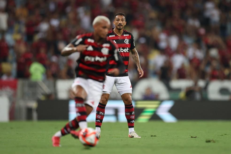 Danilo e Wesley em ação pelo Flamengo
