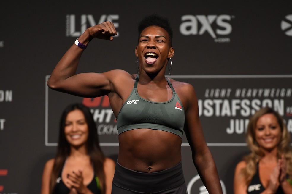 Duda Cowboyzinha posa na pesagem do UFC Estocolmo, em 2019