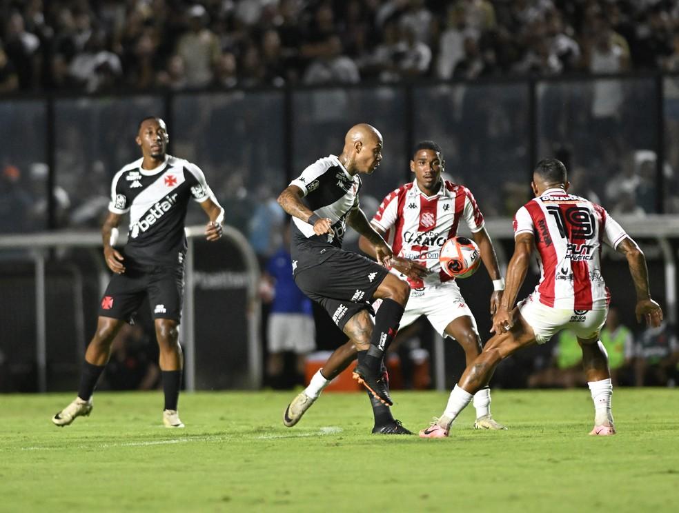 Zé Gabriel tenta dominar a bola em Vasco x Bangu