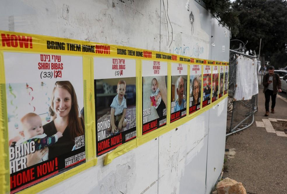 Cartazes com membros da família Bibas, sequestrados pelo Hamas