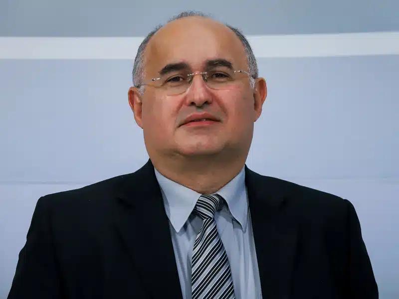 Adriano Galdino durante reunião