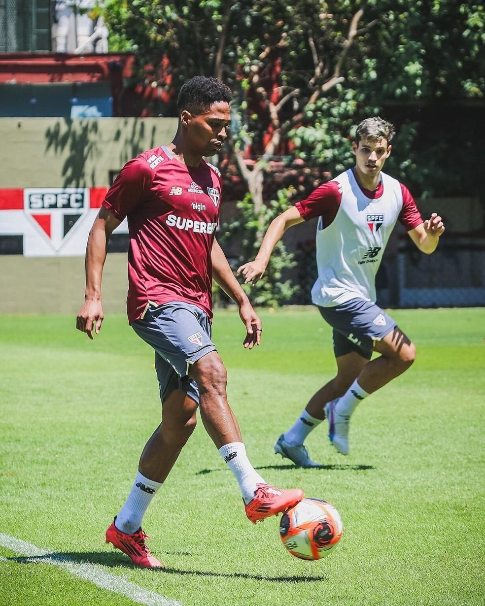 Wendell treina com os demais companheiros