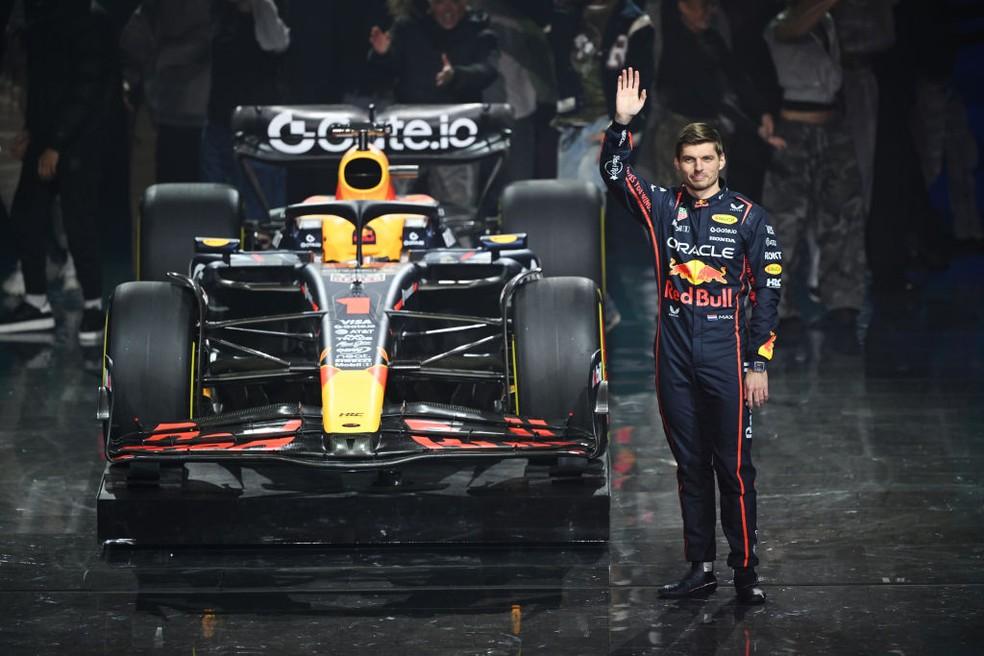 Max Verstappen e carro da RBR em evento da Fórmula 1