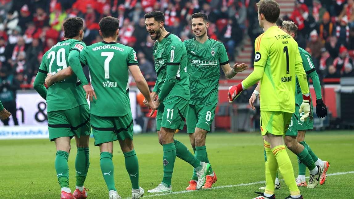 Jogadores do Borussia Mönchengladbach comemorando a vitória