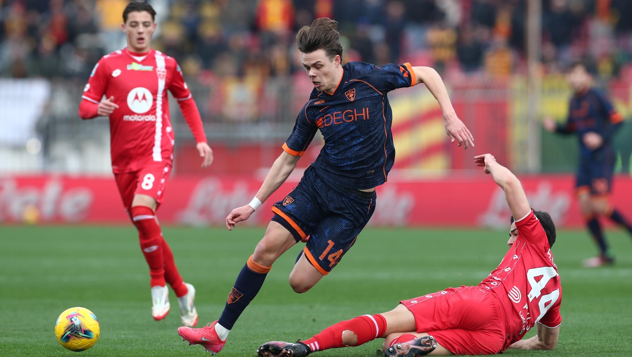 Thorir Johann Helgason do US Lecce desafiado por Andrea Carboni do AC Monza