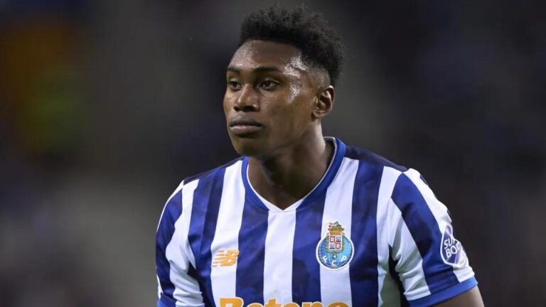 Aston Villa Foca em Samu Aghehowa Após Falha em Contratação de João Félix