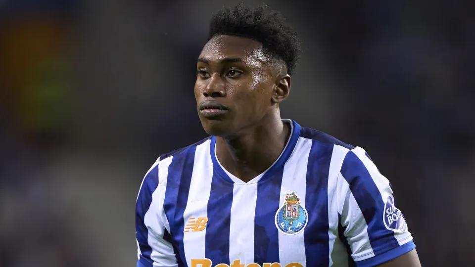 Notícia sobre Aston Villa e Samu Aghehowa