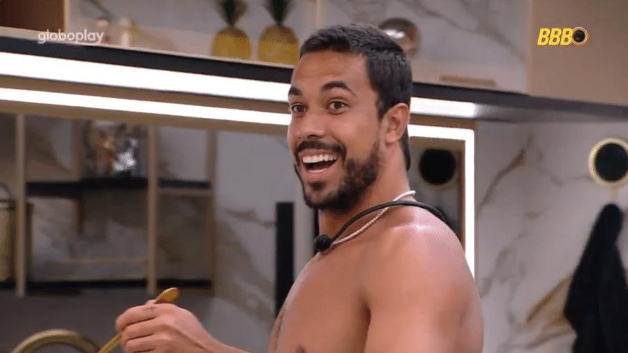 Maike fica chocado ao saber de beijo entre sisters