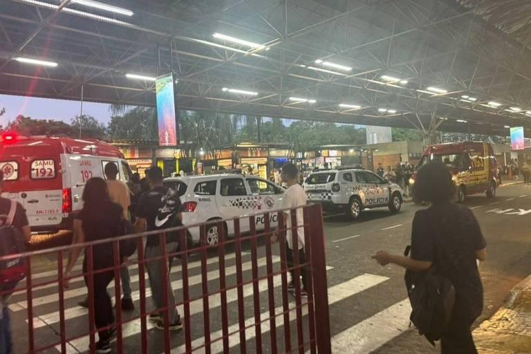 Cena urbana com veículos de emergência na estação de metrô Vila Matilde