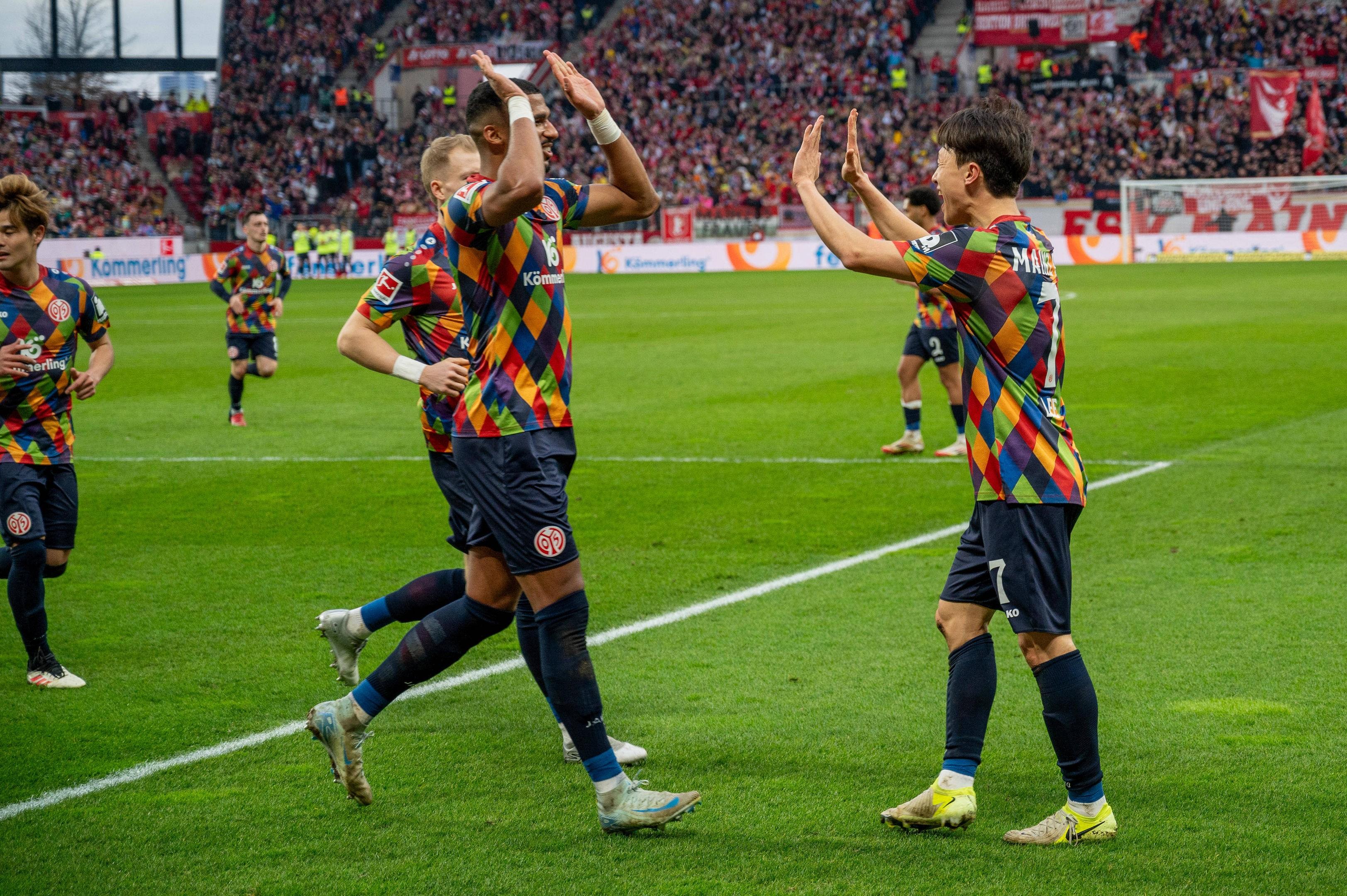 Moritz Jenz e Jae-Sung Lee celebrando o gol