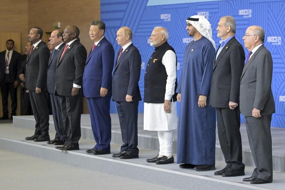 Representantes dos países integrantes dos Brics — Foto: Hamad AL-KAABI / UAE PRESIDENTIAL COURT / AFP.