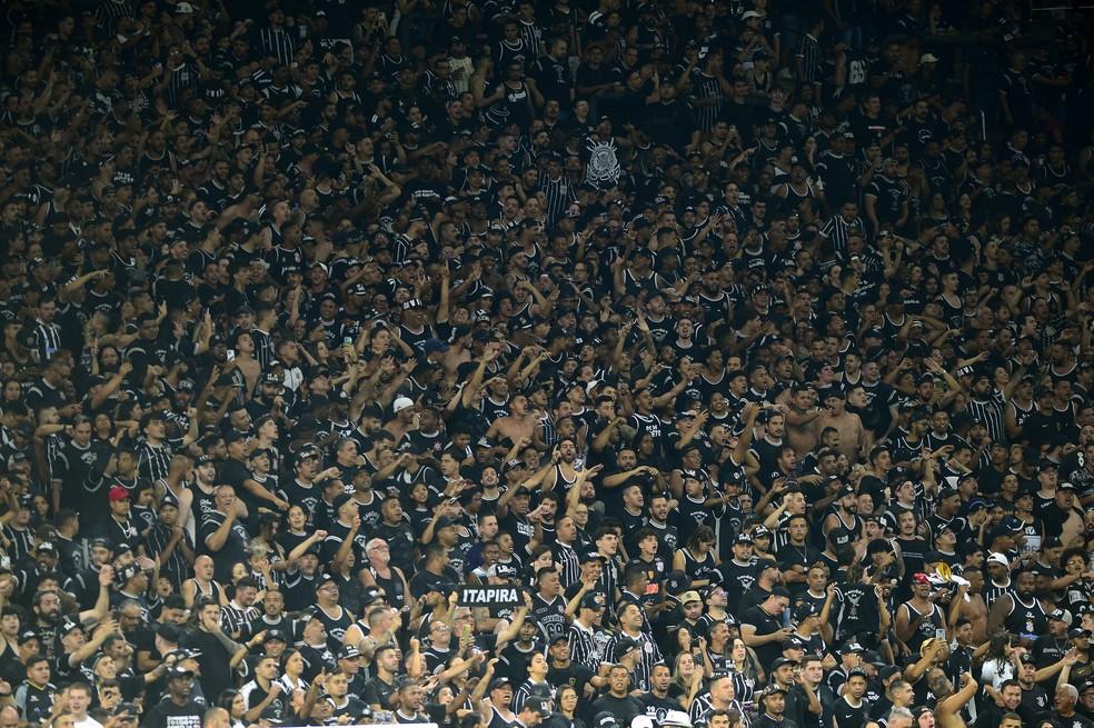 Torcida do Corinthians na vitória sobre a Universidad Central da Venezuela