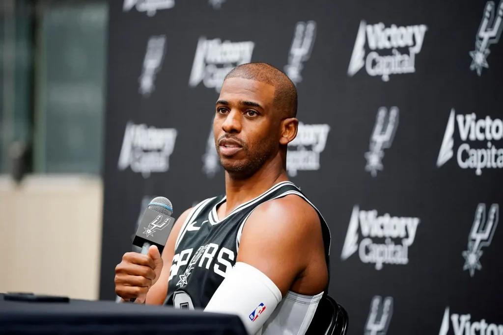 San Antonio Spurs entra em quadra pela NBA