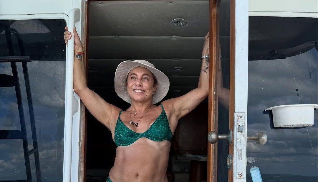Cissa Guimarães posa de biquíni