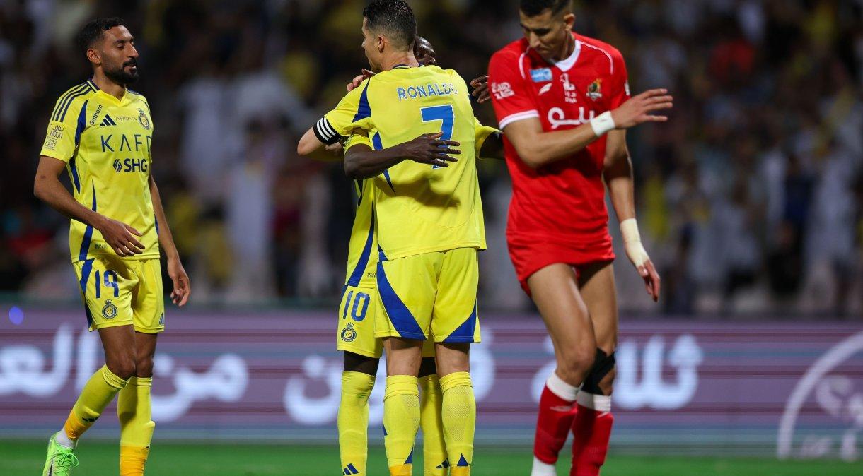 Cristiano Ronaldo e Sadio Mané se abraçam após gol em Al-Wehda 0 x 2 Al-Nassr