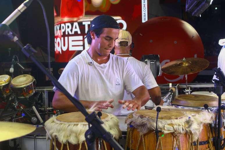 Marcelo Sangalo demonstra seu talento na percussão