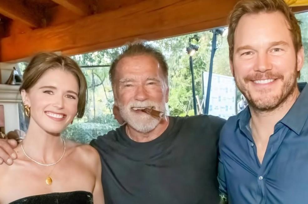 Katherine Schwarzenegger com o pai, Arnold Schwarzenegger, e o marido, Chris Pratt