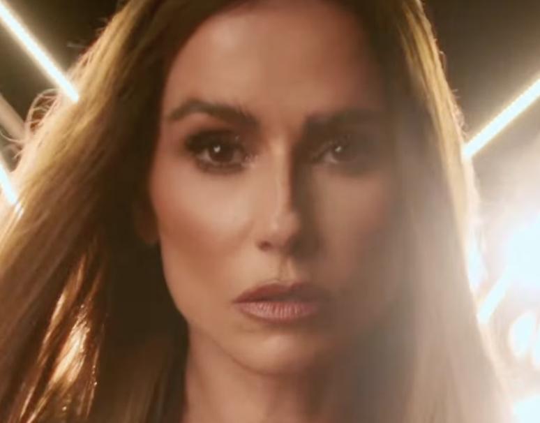 Deborah Secco optou por look dourado para o Baile da Vogue