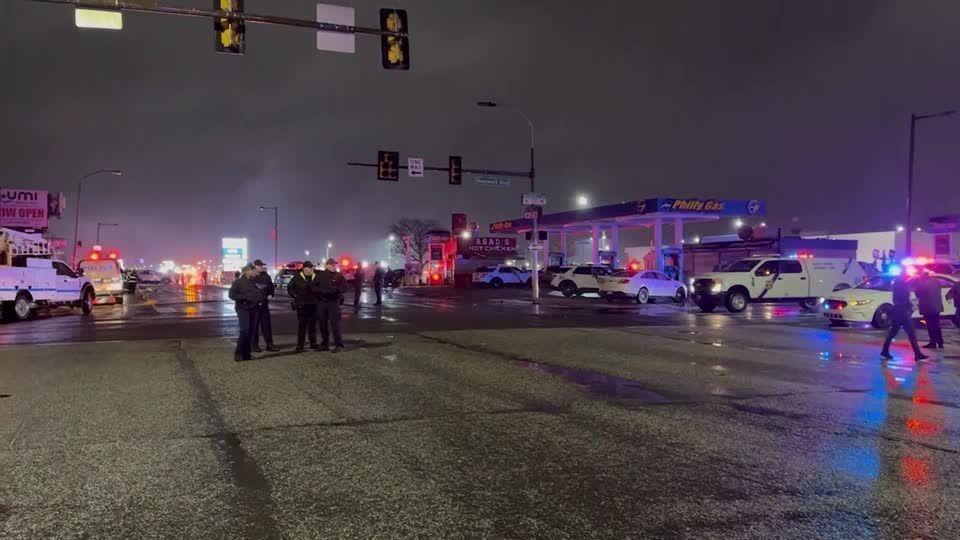 Polícia chega ao local do acidente de avião de pequeno porte na Filadélfia.