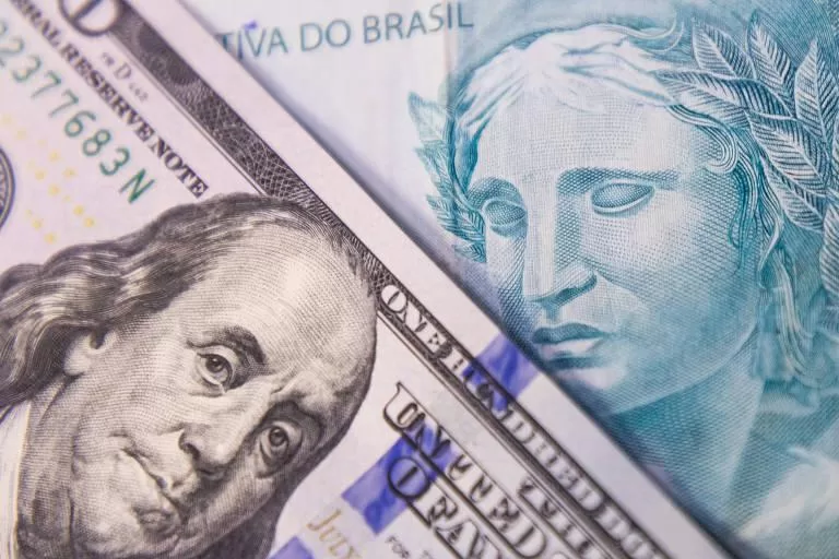 Dólar fecha em queda pelo 12º dia consecutivo, cotado a R$ 5,77