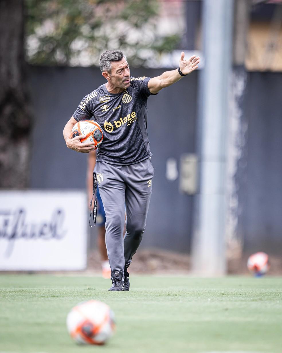 Pedro Caixinha em treino do Santos