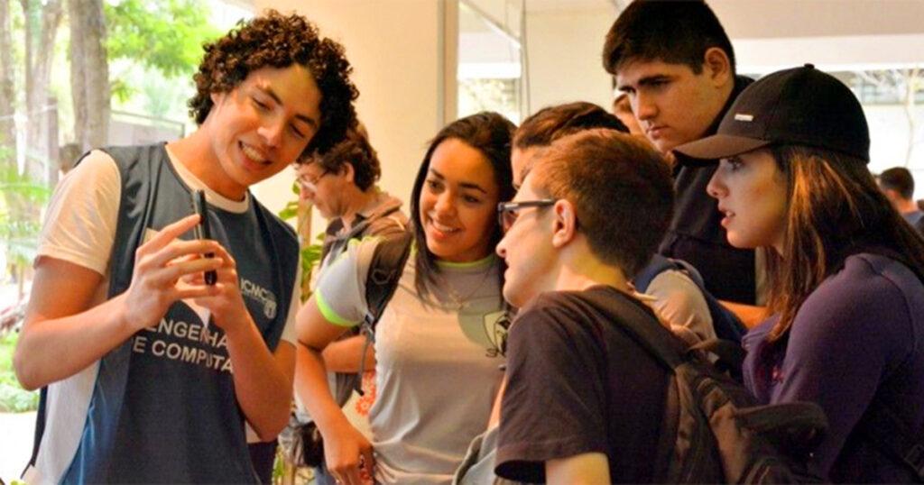 Estudantes durante visita ao campus da USP.