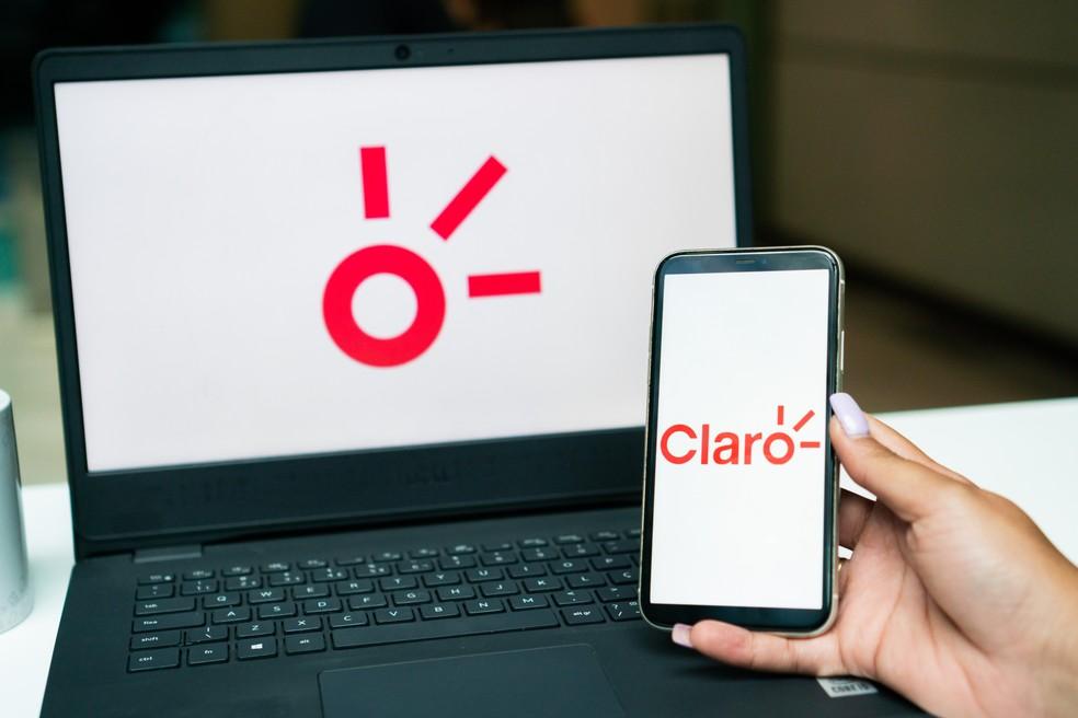 Logo da Claro em computador e celular