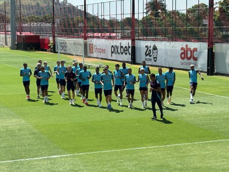 Treino do Flamengo: Ayrton Lucas se junta ao grupo enquanto De la Cruz é ausência
