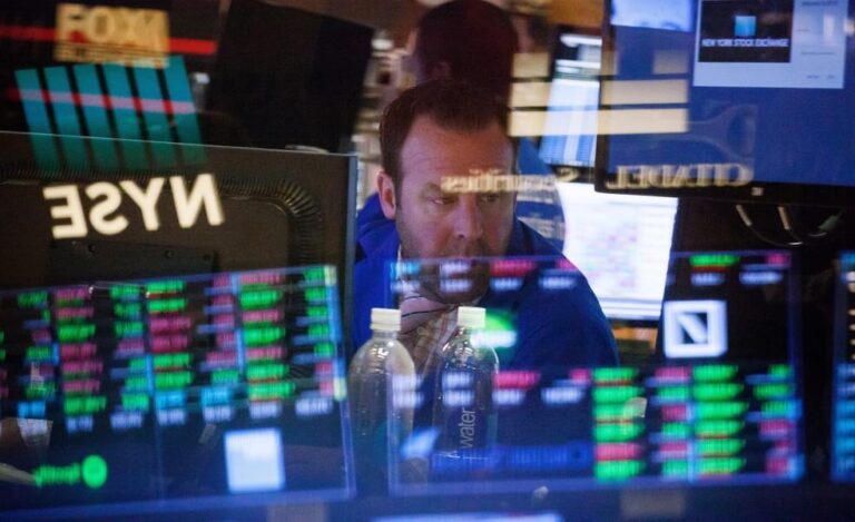 Bolsas de NY Fecham em Queda: Tecnologia Enfrenta Pressões no Mercado