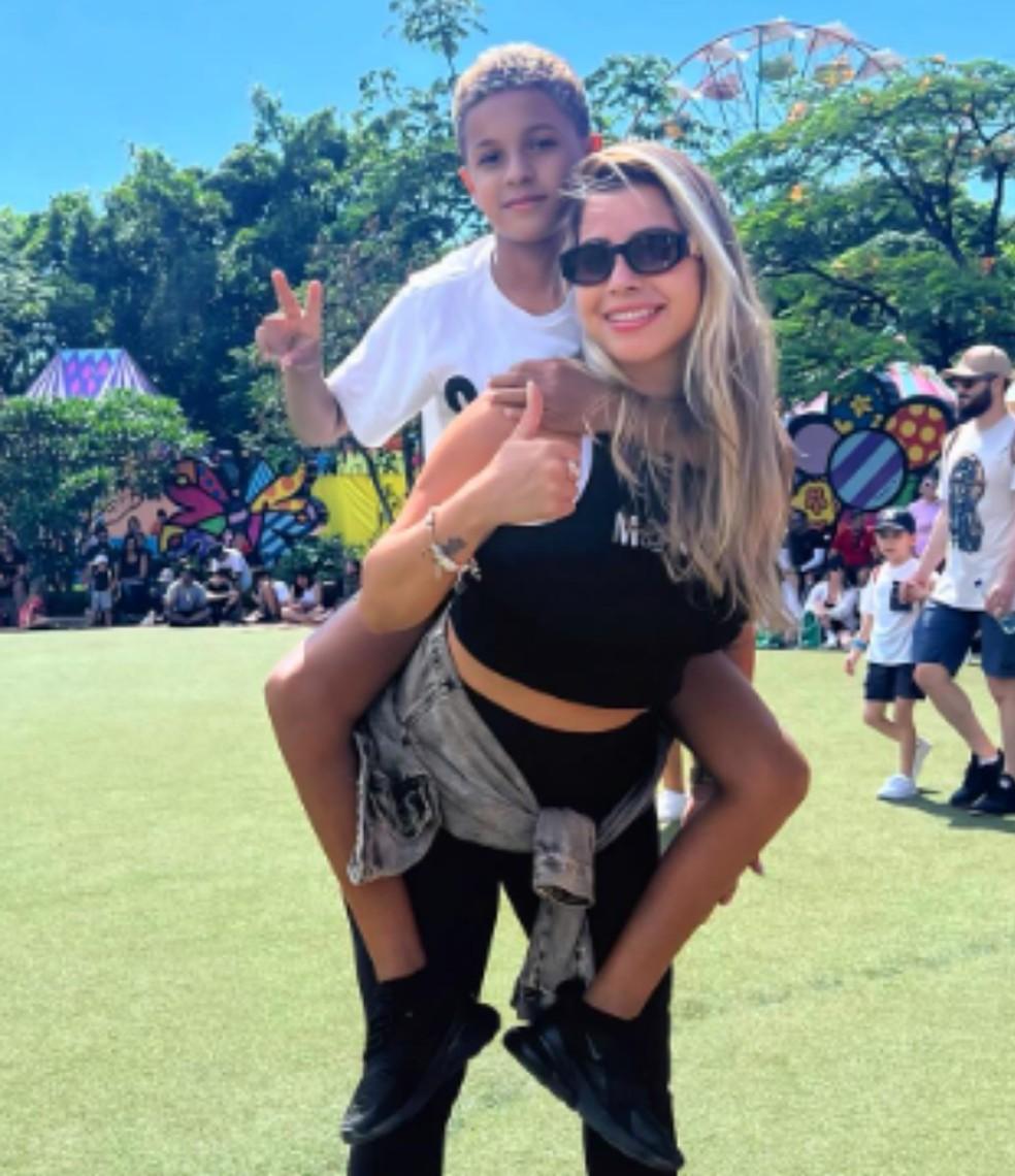 Mãe do filho de Mumuzinho acusa cantor de abandono parental e não pagar pensão