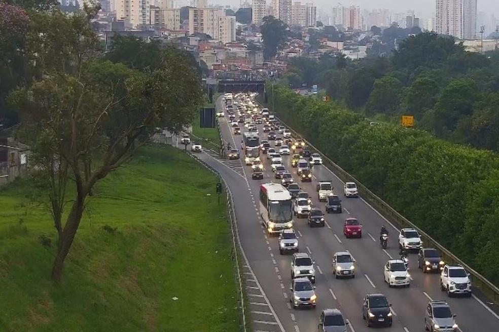 Carnaval provoca congestionamento e filas gigantes nas estradas sentido litoral de SP