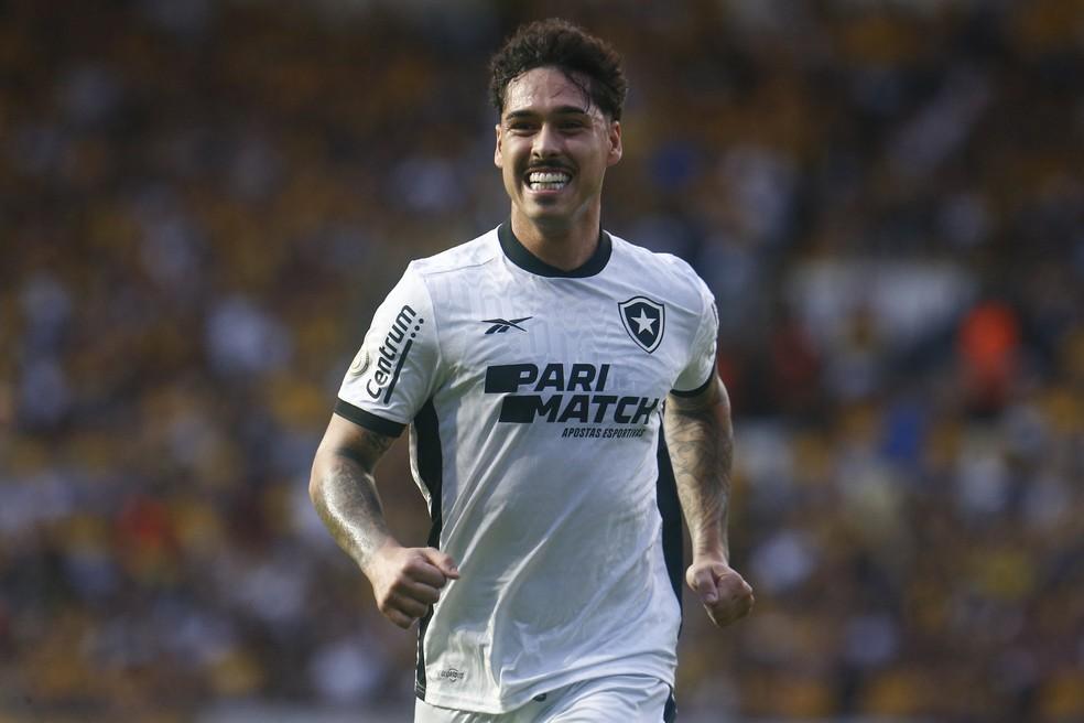 Lucas Halter com a camisa do Botafogo